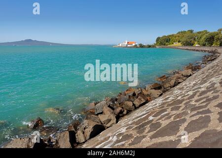 Vista di Tamaki Yacht Club e Rangitoto isola nei pressi di Auckland Nuova Zelanda presi da Tamaki Drive Foto Stock