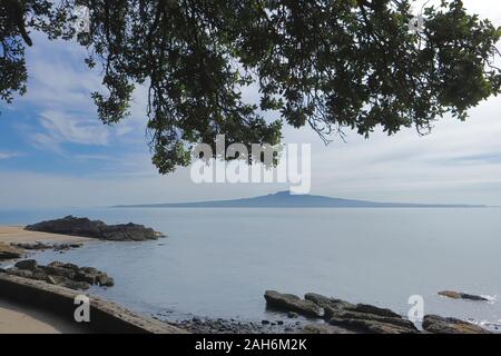 Una vista di Rangitoto isola nel Golfo di Hauraki visto dalla spiaggia di Maungauika/nord Capo riserva storico vicino a Auckland Nuova Zelanda Foto Stock