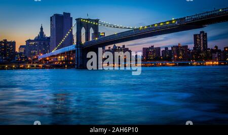 Tramonto colorato sul ponte di Brooklyn con Manhattan sullo sfondo, come si vede dalle Brooklyn Heights Foto Stock