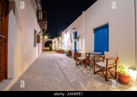 Strette strade di quartiere e agli edifici presso la vecchia Chora, Naxos Island, Grecia. Foto Stock