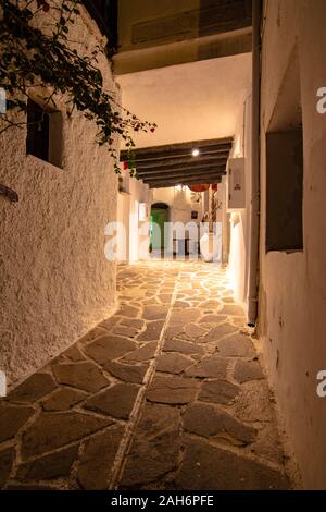 Strette strade di quartiere e agli edifici presso la vecchia Chora, Naxos Island, Grecia. Foto Stock
