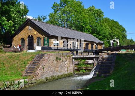 Marsworth il bloccaggio superiore, con Bulbourne bacino di carenaggio cantiere, sul Grand Union Canal, Marsworth, Buckingamshire, REGNO UNITO Foto Stock