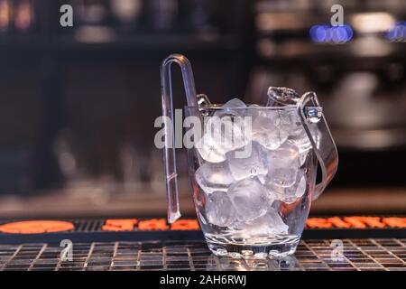 Ghiaccio per whiskey in vetro secchio sul bancone. Foto Stock