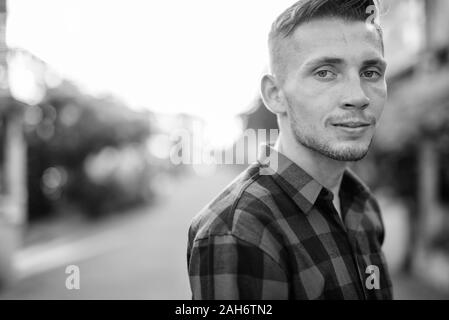 Ritratto di giovane uomo parigamba nelle strade all'aperto Foto Stock