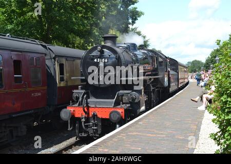 Treno a vapore in Severn Valley Railway, durante una 1940s weekend, Shropshire, Regno Unito Foto Stock