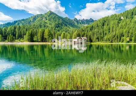 Paesaggio idilliaco al Lago Nambino, vicino Madonna di Campiglio. Provincia di Trento, Trentino Alto Adige, Italia settentrionale. Foto Stock
