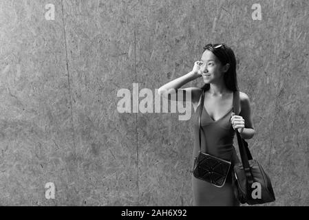 Giovane bella donna turistiche per visitare la città di Bangkok Foto Stock