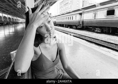 Giovane bella donna turistiche per visitare la città di Bangkok Foto Stock