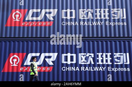 Frankfurt/Hangzhou. Il 26 dicembre, 2019. Foto realizzata il 16 aprile 2018 mostra contenitori di carico di China Railway Express a Duisburg Terminal Intermodale (DIT) a Duisburg, Germania. Credito: Luo Huanhuan/Xinhua/Alamy Live News Foto Stock