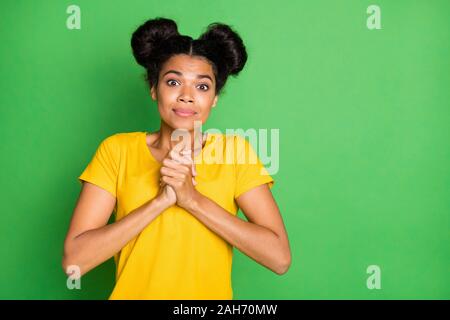 Closeup photo incredibile di pelle scura donna che guarda la sorella competizione sportiva, supportando la sua fortuna che desiderano usura Giallo casual maglietta e pantaloni rossi isolat Foto Stock