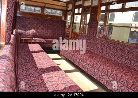 All'interno delle carrozze di lusso in Severn Valley Railway, durante una 1940s weekend, Shropshire, Regno Unito Foto Stock