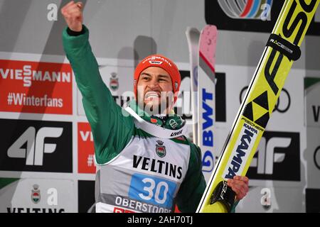 Sessantottesima anteprima Torneo delle quattro colline 2019/2020. Archivio fotografico; Markus EISENBICHLER (GER) giubilo, gioia, entusiasmo circa il 2° posto, cerimonia di premiazione, azione, immagine singola, taglio singolo motivo, mezza figura, mezza figura. Salto con gli sci, 67th International Torneo delle quattro colline 2018/19. Apertura alla concorrenza a Oberstdorf, Erdinger Arena, su dicembre 30th, 2018. Â | Utilizzo di tutto il mondo Foto Stock