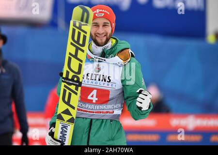 Sessantottesima anteprima Torneo delle quattro colline 2019/2020. Archivio fotografico; Markus EISENBICHLER (GER), la cerimonia di premiazione, giubilo, gioia, entusiasmo, azione, immagine singola, taglio singolo motivo, mezza figura, mezza figura. Salto con gli sci, 67th International Torneo delle quattro colline 2018/19. Nuovo Anno di saltare a Garmisch Partenkirchen su 01.01.2019. Â | Utilizzo di tutto il mondo Foto Stock