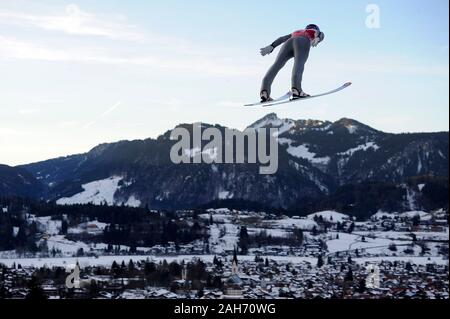 Oberstdorf, Erdinger Arena. 29 dic 2012. Sessantottesima anteprima Torneo delle quattro colline 2019/2020. Archivio fotografico; Martin SCHMITT (GER), azione generale, ponticello installato nella parte anteriore del panorama alpino, montagne, funzione jump, qualifica, 61. International Torneo delle quattro colline 2012/13, ski jumping, Dicembre 29, 2012 a Oberstdorf, Erdinger Arena. Â | Utilizzo di credito in tutto il mondo: dpa/Alamy Live News Foto Stock