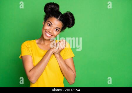 Closeup photo incredibile di pelle scura lady in perfetto stato d'animo guardare al fidanzato la sorpresa, contentissimo usura imprevista giallo t-shirt verde isolato backgrou Foto Stock