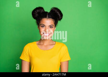 Closeup photo incredibile di pelle scura lady in perfetta estate umore, vogliono andare fuori per raffreddare l'usura giallo t-shirt isolato su sfondo verde Foto Stock