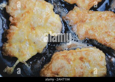 Hot fritto di pollo tritare con una crosta dorata impanati Foto Stock