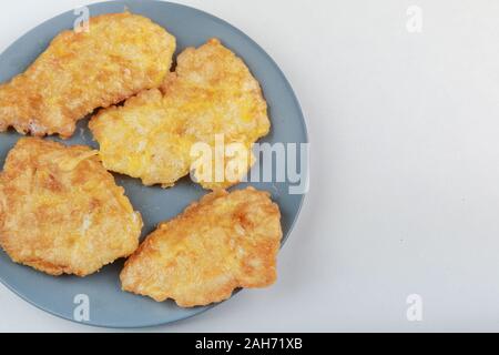 Hot fritto di pollo tritare con una crosta dorata impanati Foto Stock