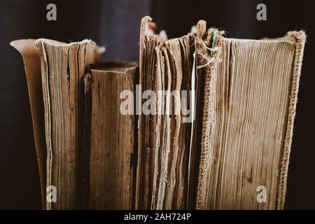 Un ragged vecchio libro raro con molte pagine Foto Stock