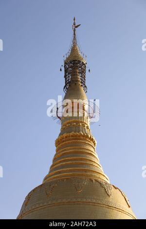 YANGON/MYANMAR - 25 Dic, 2019 : Street nella città, sule pagoda, yangon Foto Stock