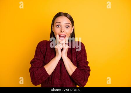 Foto di incoraggiato ammirando estasiato ragazza guarda qualcosa di estremamente simpatico e adorabile mentre isolato con sfondo giallo Foto Stock