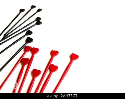 Nero e rosso di bastoni per tartine su un isolato bianco sullo sfondo. Bacchette decorative. Copia dello spazio. Foto Stock