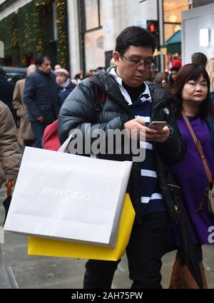 Gli amanti dello shopping a Londra durante il Boxing Day vendite. Foto Stock