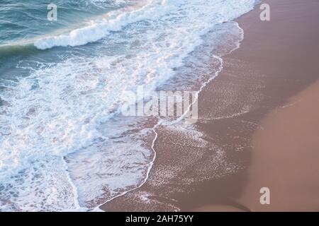 Vista superiore foto aerea da flying drone di un bellissimo panorama sul mare con acque turchesi. Foto Stock