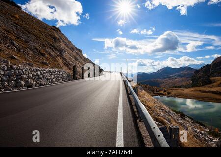 Strada asfaltata in montagne paesaggio autunnale. Dolomiti Alpi, Italia Foto Stock