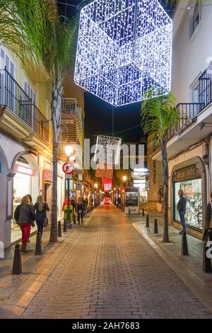 Vita notturna a Fuengirola con bar e ristoranti, durante il Natale. Fuengirola, Andalusia, Spagna. Foto Stock