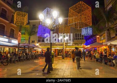 Vita notturna a Fuengirola con bar e ristoranti, durante il Natale. Fuengirola, Andalusia, Spagna. Foto Stock
