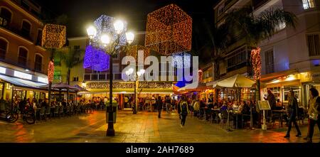 Vita notturna a Fuengirola con bar e ristoranti, durante il Natale. Fuengirola, Andalusia, Spagna. Foto Stock