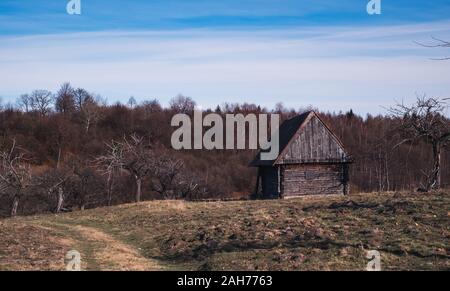 Il rumeno vecchio ovile sulla cima di una collina nella stagione autunnale, Fantanele village, Sibiu county, montagne Cindrel, 1100m, Romania Foto Stock