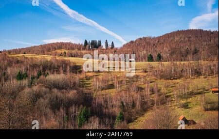 Il rumeno vecchio ovile sulla cima di una collina nella stagione autunnale, Fantanele village, Sibiu county, montagne Cindrel, 1100m, Romania Foto Stock