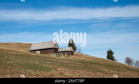 Il rumeno vecchio ovile sulla cima di una collina nella stagione autunnale, Fantanele village, Sibiu county, montagne Cindrel, 1100m, Romania Foto Stock