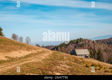 Il rumeno vecchio ovile sulla cima di una collina nella stagione autunnale, Fantanele village, Sibiu county, montagne Cindrel, 1100m, Romania Foto Stock