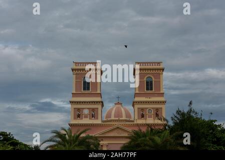 Esterno della Madonna degli Angeli Chiesa di Pondicherry, India del sud su nuvoloso giorno Foto Stock