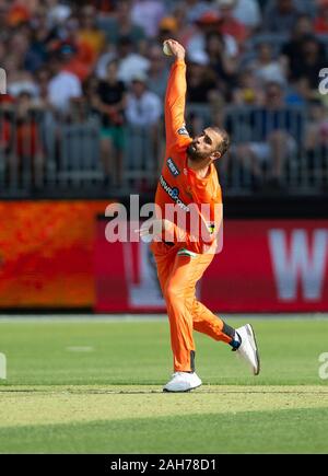 Perth, Western Australia. Il 26 dicembre, 2019. Il 26 dicembre 2019; Optus Stadium, Perth, Australia occidentale, Australia; Big Bash League Cricket, Perth Scorchers rispetto a Sydney Sixers; Farad Ahmed del Perth Scorchers bocce durante il Sixers inning - Editoriale usare carte di credito: Azione Plus immagini di sport/Alamy Live News Foto Stock