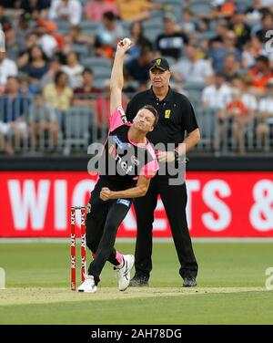 Perth, Western Australia. Il 26 dicembre, 2019. Il 26 dicembre 2019; Optus Stadium, Perth, Australia occidentale, Australia; Big Bash League Cricket, Perth Scorchers rispetto a Sydney Sixers; Jackson uccello del Sydney Sixers bocce durante il Scorchers inning - Editoriale usare carte di credito: Azione Plus immagini di sport/Alamy Live News Foto Stock