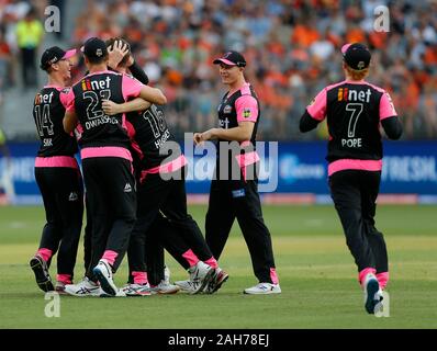 Perth, Western Australia. Il 26 dicembre, 2019. Il 26 dicembre 2019; Optus Stadium, Perth, Australia occidentale, Australia; Big Bash League Cricket, Perth Scorchers rispetto a Sydney Sixers; Sydney Sixers giocatori festeggiare un paletto - Editoriale usare carte di credito: Azione Plus immagini di sport/Alamy Live News Foto Stock