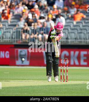 Perth, Western Australia. Il 26 dicembre, 2019. Il 26 dicembre 2019; Optus Stadium, Perth, Australia occidentale, Australia; Big Bash League Cricket, Perth Scorchers rispetto a Sydney Sixers; Daniel Hughes della Sydney Sixers gioca un colpo difensivo - Editoriale usare carte di credito: Azione Plus immagini di sport/Alamy Live News Foto Stock