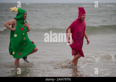 Tynemouth, Inghilterra, 26 dicembre 2019. I partecipanti nel Mare del Nord durante il Boxing Day Dip che è un evento annuale organizzato dal Mare del Nord volontario bagnini sul Tynemouth Longsands. Foto Stock