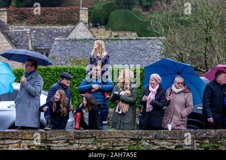 Bibury, Gloucestershire, 26 gennaio 2019, Bibury annuali di boxing day carità Duck gara sul Fiume Coln su un wet soggy mattina la prima gara è 150 racing duck ha iniziato a 1100 ore che persone sponsor per £10.00 ciascuno e la vincita sponsor nomina cui la carità che essi vorrebbero la somma totale sollevato per andare a la anche attira una folla di persone a guardare con più di duemila le papere di gomma sul fiume durante l'evento, organizzato dalla Bibury Cricket Club. Credito: Keith J Smith./Alamy Live News Foto Stock