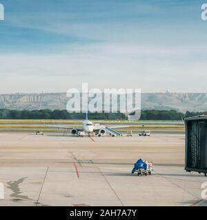 Generico aereo all'aeroporto sull'asfalto. Foto Stock