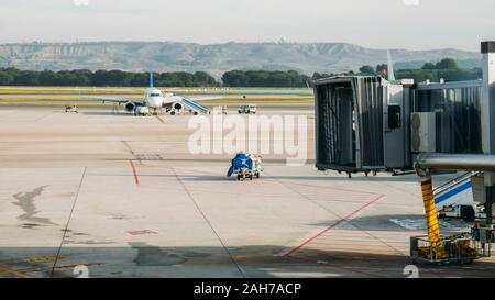 Generico aereo all'aeroporto sull'asfalto. Foto Stock