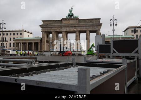 Berlino, Germania. Il 26 dicembre, 2019. Una scatola con travi metalliche è in piedi accanto alla Porta di Brandeburgo. Lì i lavori di costruzione per la festosa miglio per il Veglione di Capodanno è iniziato. Credito: Paolo Zinken/dpa/Alamy Live News Foto Stock