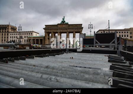 Berlino, Germania. Il 26 dicembre, 2019. Una scatola con travi metalliche è in piedi accanto alla Porta di Brandeburgo. Lì i lavori di costruzione per la festosa miglio per il Veglione di Capodanno è iniziato. Credito: Paolo Zinken/dpa/Alamy Live News Foto Stock