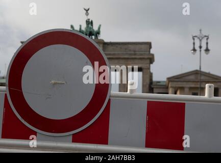 Berlino, Germania. Il 26 dicembre, 2019. Vi è una barriera in corrispondenza della Porta di Brandeburgo. Lì i lavori di costruzione per la festosa miglio per il Veglione di Capodanno è iniziato. Credito: Paolo Zinken/dpa/Alamy Live News Foto Stock