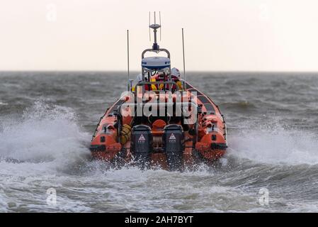 Giubileo Beach, Marine Parade, Southend on Sea, Essex, Regno Unito. Come è ormai diventata una tradizione in località balneari, un 'Boxing Day Dip" ha avuto luogo a freddo, ruvida estuario del Tamigi a Southend la raccolta di fondi per il RNLI. Molti dei coraggiosi nuotatori indossavano abbigliamento festivo Foto Stock