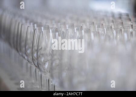 Primo piano di una serie di file di calici foderati per una festa di nozze Foto Stock